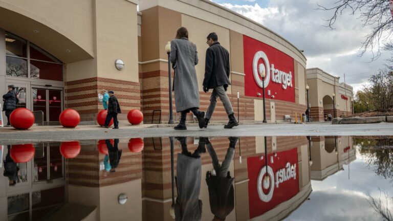 108068792 1732715204514 gettyimages 2186409060 TARGET SHOPPERS