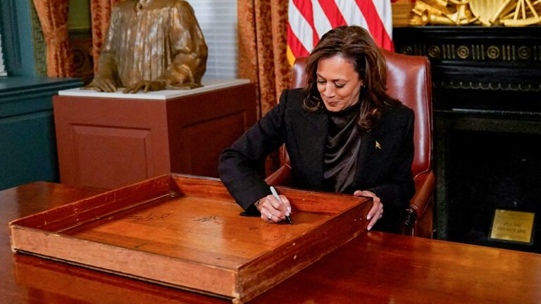 kamala harris signs desk