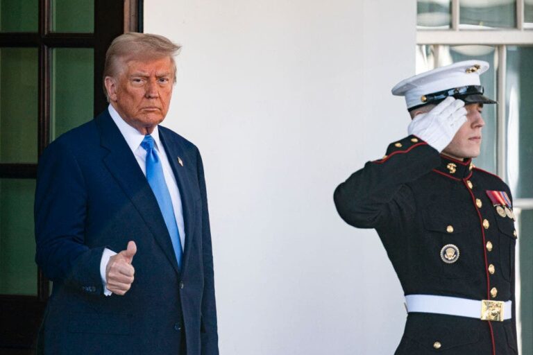 trump thumbs up